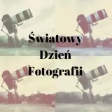 Cztery ujęcia aparatu z obiektywem, podzielone na kwadranty. Tekst: Światowy Dzień Fotografii.