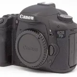 Czarna lustrzanka Canon EOS 7D z obiektywem.