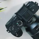 Aparat Sony z obiektywem AF 50/1.4 FE, gotowy do pracy. Ustawienia preselekcja przysłony i trybów fotografowania.