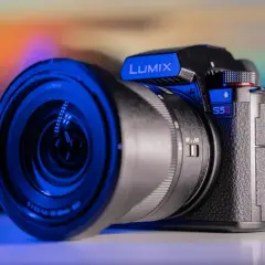 Nowy aparat Lumix S5 Mark II z obiektywem, gotowy do uchwycenia Twoich najlepszych kadrów.
