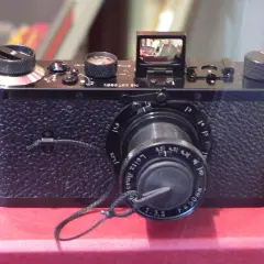Czarny, skórzany aparat Leica z obiektywem Leitz Animar. Prawdopodobnie najdroższy aparat fotograficzny, jaki można zobaczyć.