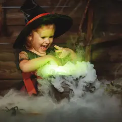 Mała czarownica w kapeluszu miesza w kociołku, tworząc zielony dym. To jak zrobic dym na Halloween!