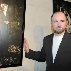 Jacek Poremba przy portrecie kobiety w ciemnej sukni, obok inne zdjęcie.