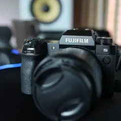 Czarny aparat Fujifilm H2S z obiektywem i zaślepką na obiektyw, gotowy do uchwycenia kolejnych chwil.