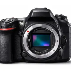 Czarny aparat Nikon z widocznym sensorem. Dowiedz się, jak sprawdzić przebieg aparatu Nikon, by ocenić jego stan.