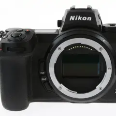Czarny aparat Nikon Z7 III z obiektywem bez obiektywu, gotowy do uchwycenia kolejnego arcydzieła.