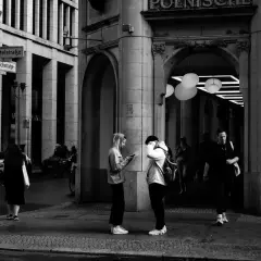 Street photography w czerni i bieli. Ludzie na ulicy, znaki drogowe, architektura.