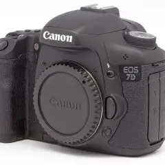 Czarna lustrzanka Canon EOS 7D z obiektywem.