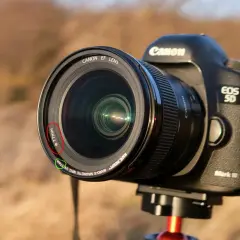 Canon EOS 5D Mark III z obiektywem Canon EF Lens 77mm, gotowy do robienia zdjęć. Widać oznaczenie średnicy filtra 77mm.