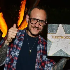 Terry Richardson z gwiazdą "TERRYWOOD" i kciukiem w górę.