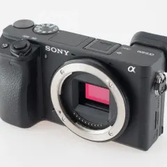 Czarny aparat Sony a6400 z obiektywem E-mount, gotowy do testów.