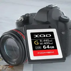 Profesjonalna lustrzanka z obiektywem i kartą pamięci XQD 64GB. Idealny zestaw do uchwycenia każdej chwili.