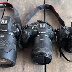 Trzy aparaty Canon z mocowaniem RF: EOS R5, EOS RP i EOS R50. Każdy z nich posiada matrycę pełnoklatkową lub APS-C, gotowe do uchwycenia świata.