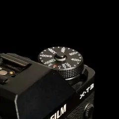 Pokrętło aparatu Fujifilm X-T3 z oznaczeniami czułości ISO: 160, 200, 400, 800, 600, 3200, 6400, 12800.