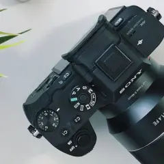Aparat Sony z obiektywem AF 50/1.4 FE, gotowy do pracy. Ustawienia preselekcja przysłony i trybów fotografowania.