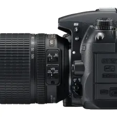 Nikon D7000 z obiektywem. Szczegółowe nikon d7000 dane techniczne widoczne na przyciskach i złączach: HDMI, MIC, GPS.