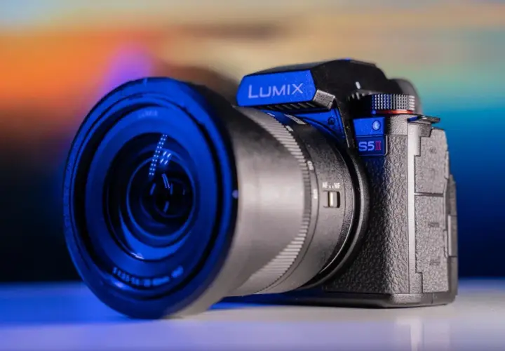 Nowy aparat Lumix S5 Mark II z obiektywem, gotowy do uchwycenia Twoich najlepszych kadrów.
