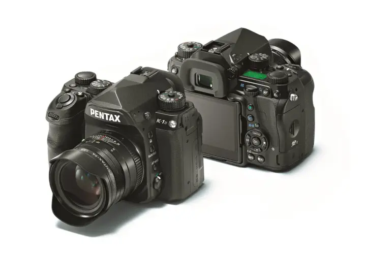 Dwa aparaty Pentax K-1 Mark II na białym tle. Jeden z przodu z obiektywem, drugi z tyłu, pokazujący ekran i przyciski.