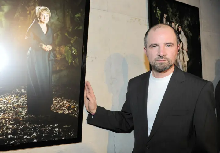 Jacek Poremba przy portrecie kobiety w ciemnej sukni, obok inne zdjęcie.