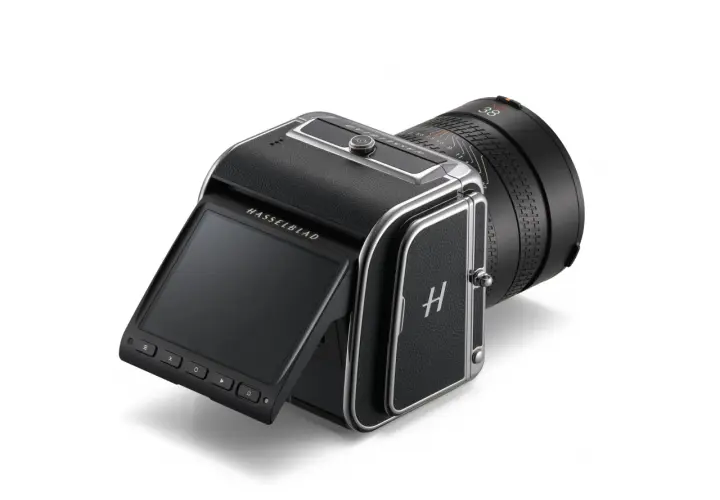 Elegancki aparat Hasselblad 907X z obiektywem 38mm, uchylnym ekranem i charakterystycznym logo "H".