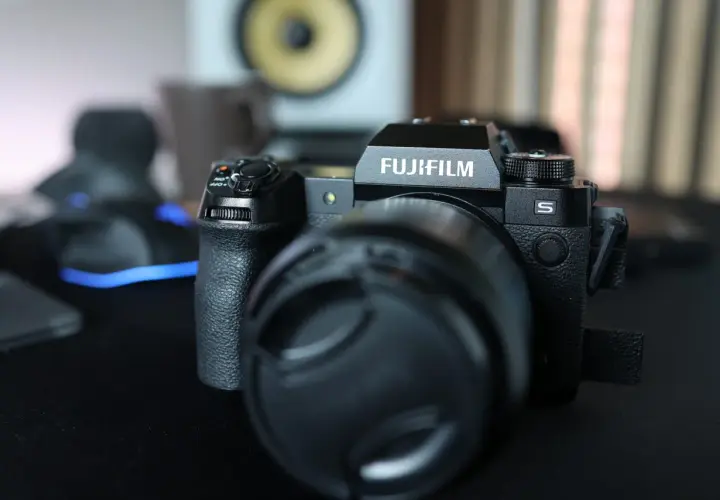 Czarny aparat Fujifilm H2S z obiektywem i zaślepką na obiektyw, gotowy do uchwycenia kolejnych chwil.