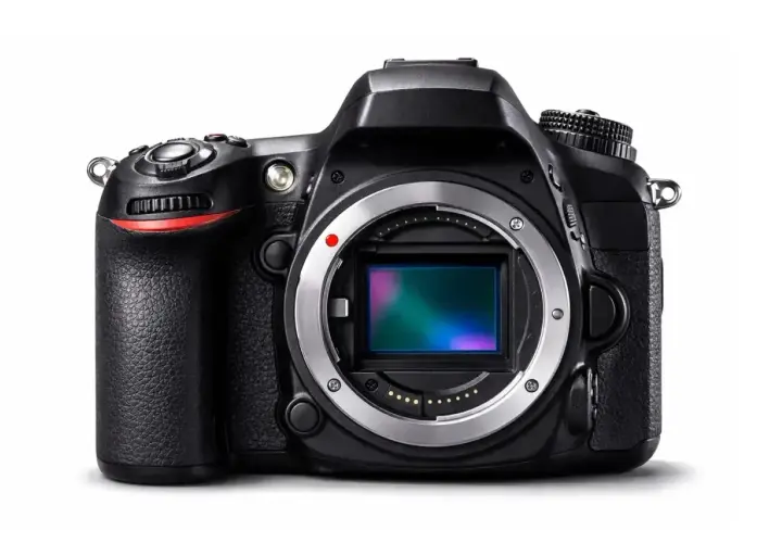 Czarny aparat Nikon z widocznym sensorem. Dowiedz się, jak sprawdzić przebieg aparatu Nikon, by ocenić jego stan.