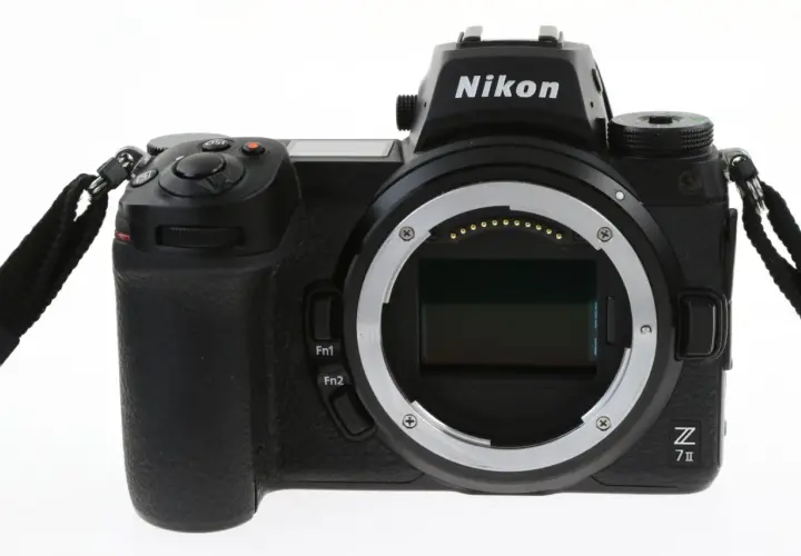 Czarny aparat Nikon Z7 III z obiektywem bez obiektywu, gotowy do uchwycenia kolejnego arcydzieła.