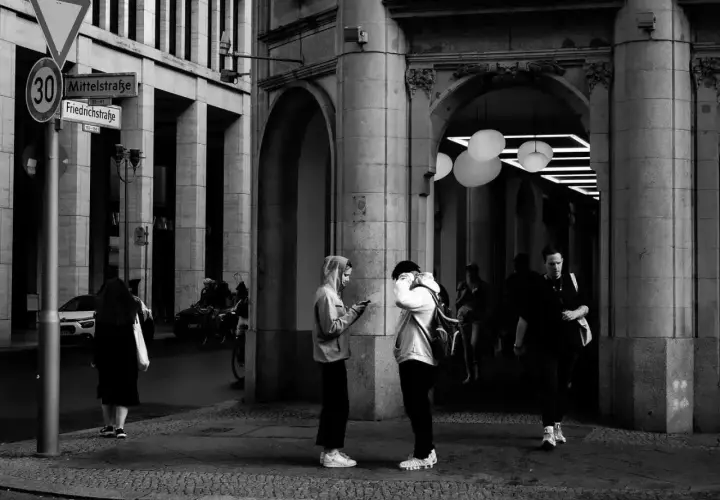 Street photography w czerni i bieli. Ludzie na ulicy, znaki drogowe, architektura.