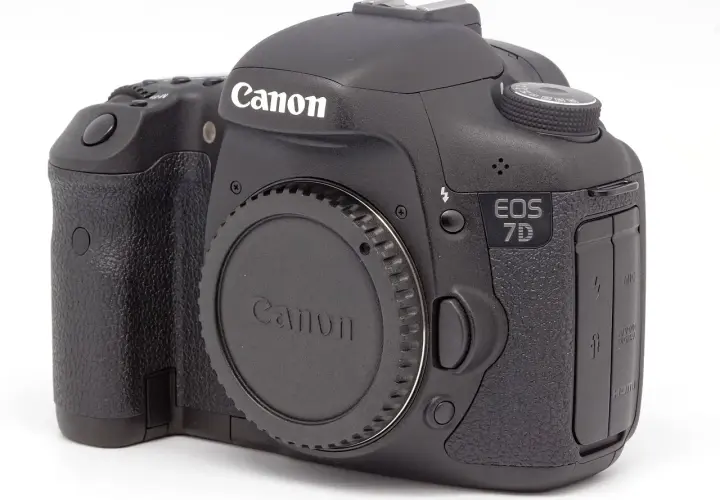 Czarna lustrzanka Canon EOS 7D z obiektywem.