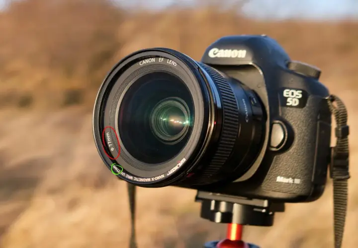 Canon EOS 5D Mark III z obiektywem Canon EF Lens 77mm, gotowy do robienia zdjęć. Widać oznaczenie średnicy filtra 77mm.