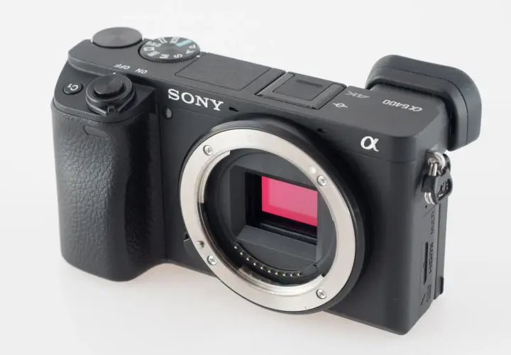 Czarny aparat Sony a6400 z obiektywem E-mount, gotowy do testów.