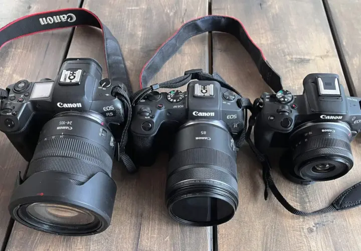 Trzy aparaty Canon z mocowaniem RF: EOS R5, EOS RP i EOS R50. Każdy z nich posiada matrycę pełnoklatkową lub APS-C, gotowe do uchwycenia świata.
