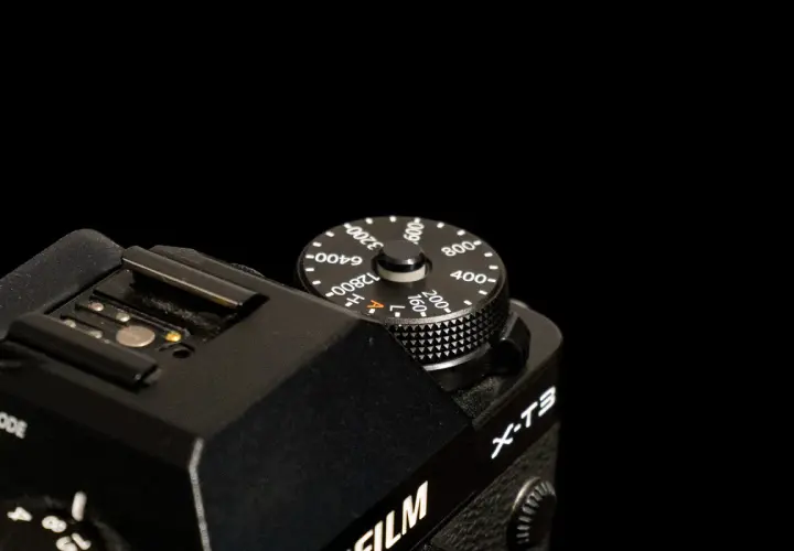 Pokrętło aparatu Fujifilm X-T3 z oznaczeniami czułości ISO: 160, 200, 400, 800, 600, 3200, 6400, 12800.