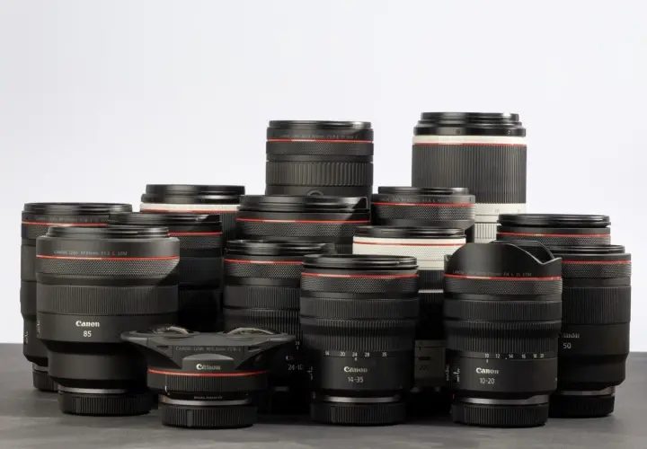 Kolekcja obiektywów Canon, w tym modele RF 85mm F1.2 L USM i RF 14-35mm F4 L IS STM, stanowią wyzwanie dla każdego konkurenta.