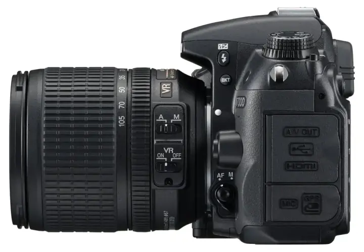 Nikon D7000 z obiektywem. Szczegółowe nikon d7000 dane techniczne widoczne na przyciskach i złączach: HDMI, MIC, GPS.