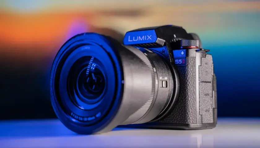 Nowy aparat Lumix S5 Mark II z obiektywem, gotowy do uchwycenia Twoich najlepszych kadrów.
