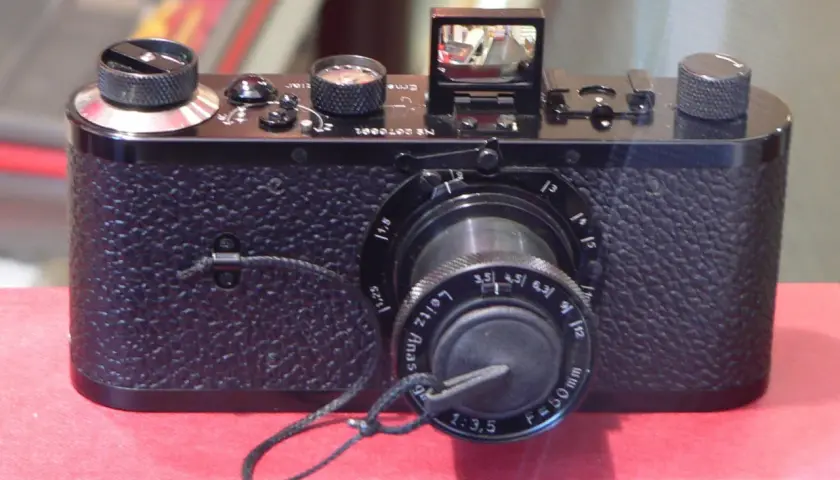 Czarny, skórzany aparat Leica z obiektywem Leitz Animar. Prawdopodobnie najdroższy aparat fotograficzny, jaki można zobaczyć.