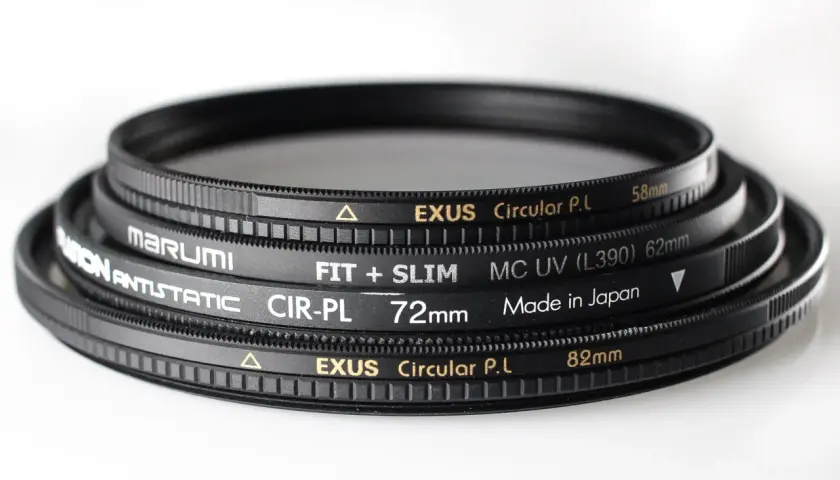 Kilka filtrów na obiektyw: EXUS Circular P.L 58mm, Marumi Antistatic CIR-PL 72mm, MC UV 62mm i EXUS Circular P.L 82mm.