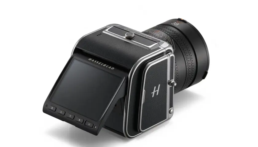 Elegancki aparat Hasselblad 907X z obiektywem 38mm, uchylnym ekranem i charakterystycznym logo "H".