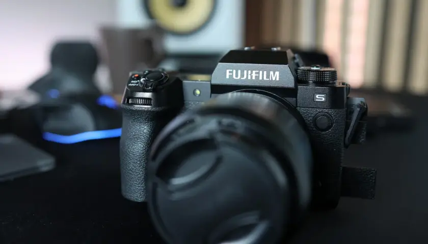 Czarny aparat Fujifilm H2S z obiektywem i zaślepką na obiektyw, gotowy do uchwycenia kolejnych chwil.