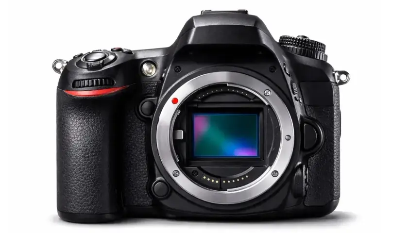 Czarny aparat Nikon z widocznym sensorem. Dowiedz się, jak sprawdzić przebieg aparatu Nikon, by ocenić jego stan.