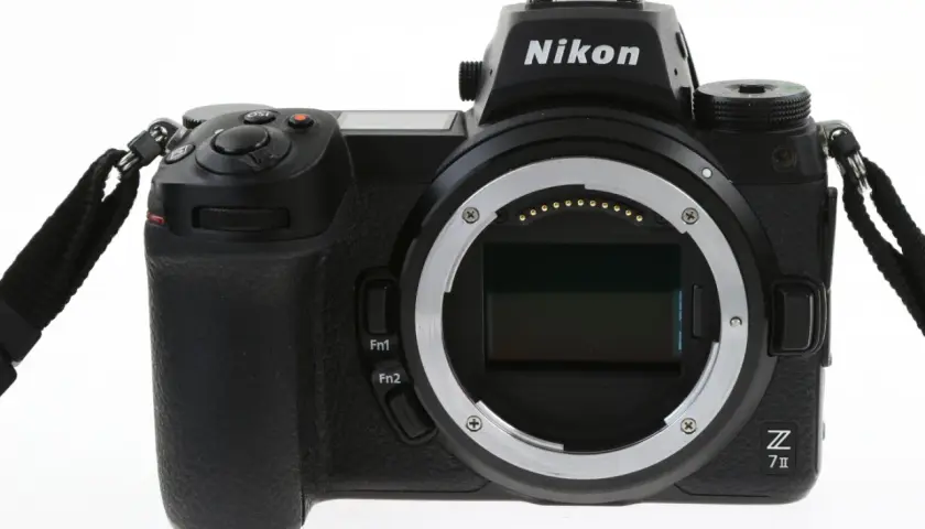 Czarny aparat Nikon Z7 III z obiektywem bez obiektywu, gotowy do uchwycenia kolejnego arcydzieła.