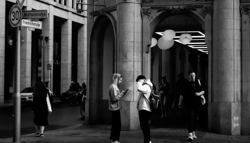 Street photography w czerni i bieli. Ludzie na ulicy, znaki drogowe, architektura.