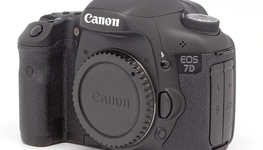 Czarna lustrzanka Canon EOS 7D z obiektywem.