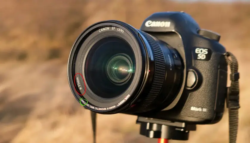 Canon EOS 5D Mark III z obiektywem Canon EF Lens 77mm, gotowy do robienia zdjęć. Widać oznaczenie średnicy filtra 77mm.