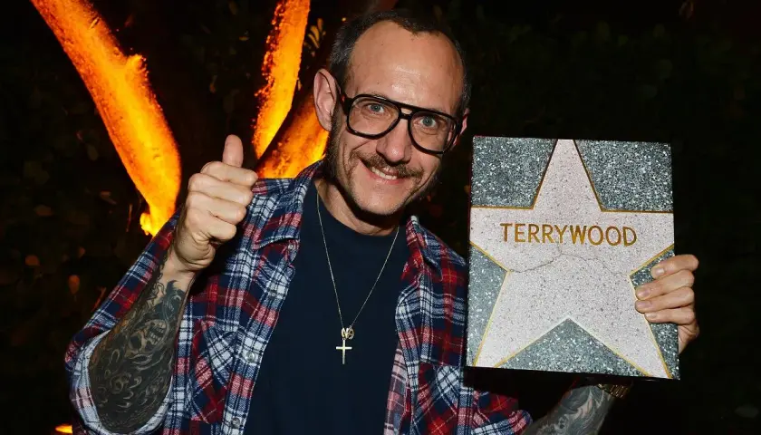 Terry Richardson z gwiazdą "TERRYWOOD" i kciukiem w górę.