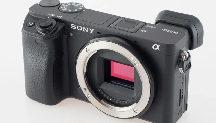 Czarny aparat Sony a6400 z obiektywem E-mount, gotowy do testów.