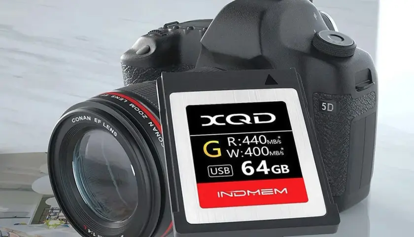 Profesjonalna lustrzanka z obiektywem i kartą pamięci XQD 64GB. Idealny zestaw do uchwycenia każdej chwili.
