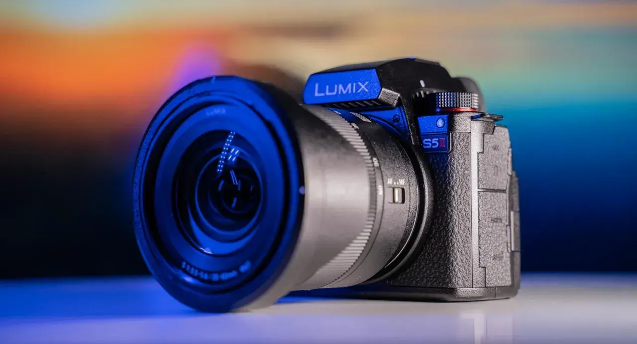 Nowy aparat Lumix S5 Mark II z obiektywem, gotowy do uchwycenia Twoich najlepszych kadrów.