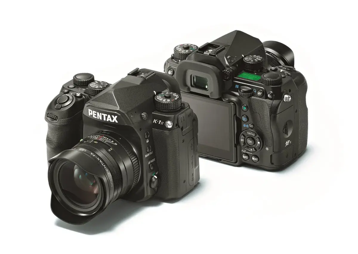 Dwa aparaty Pentax K-1 Mark II na białym tle. Jeden z przodu z obiektywem, drugi z tyłu, pokazujący ekran i przyciski.